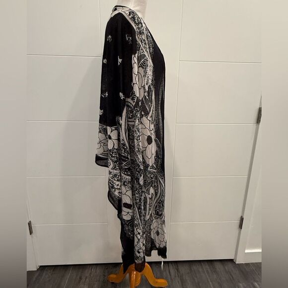 NWT Black and White Floral Kimono Cardigan - Picture 3 of 5